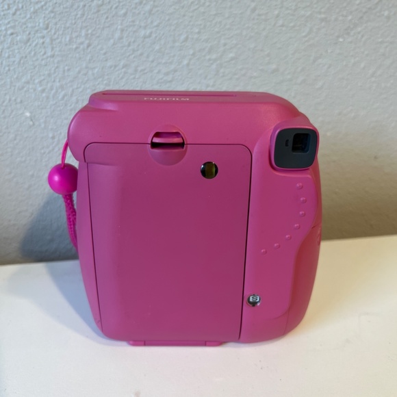 Fujifilm instax hot pink camera - Picture 2 of 3